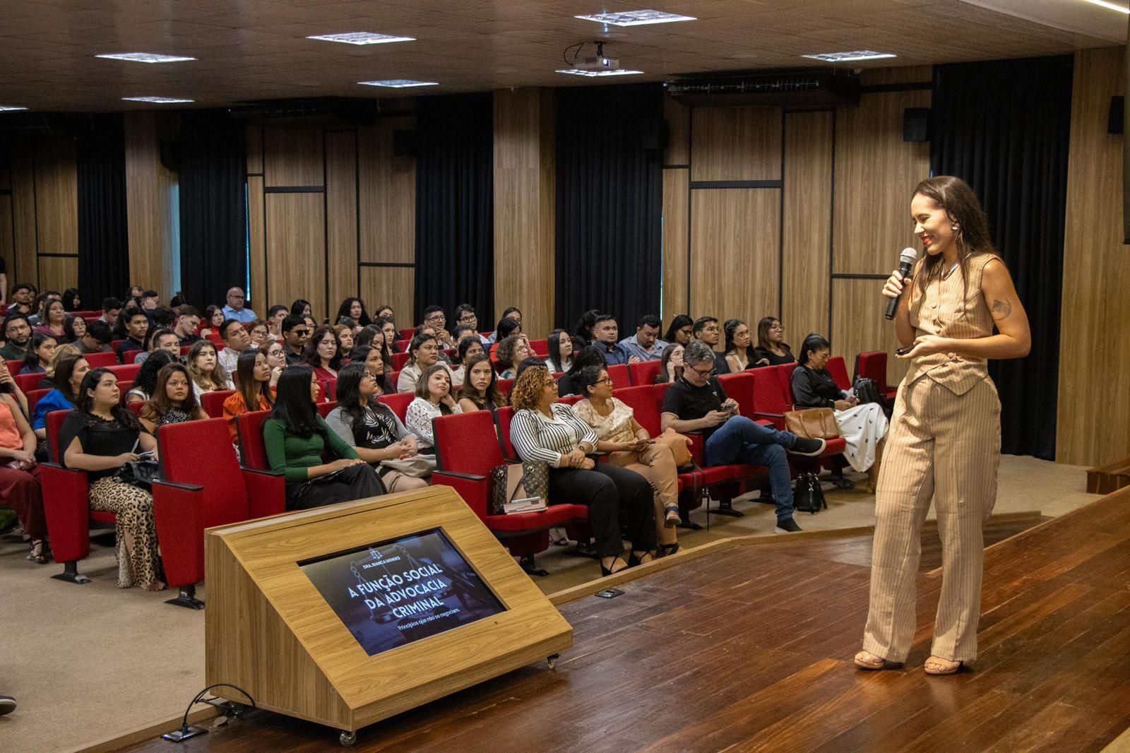 Bianca Mendes em palestra sobre a função social da advocacia criminal