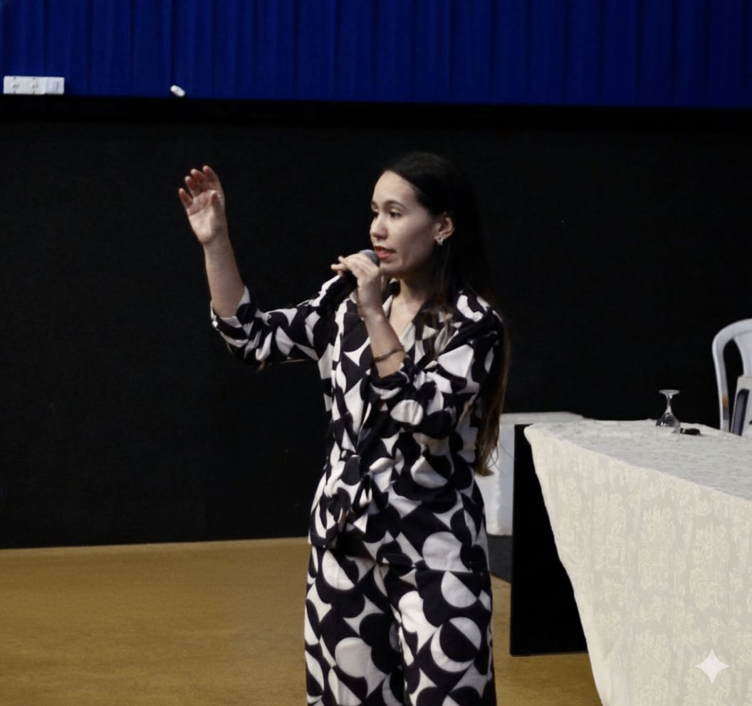 Bianca Mendes falando em palestra de advocacia criminal